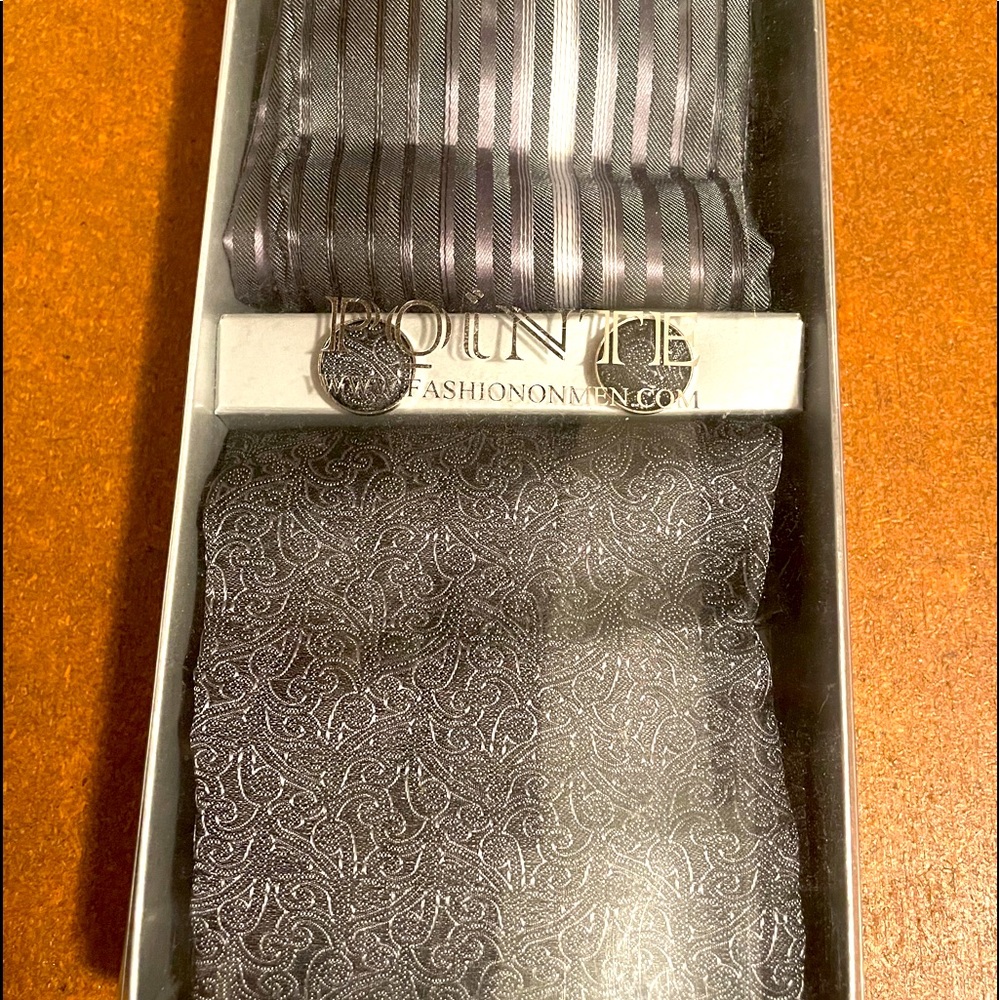 4 Pc Set - 2 handkerchiefs & 2 matching cufflinks